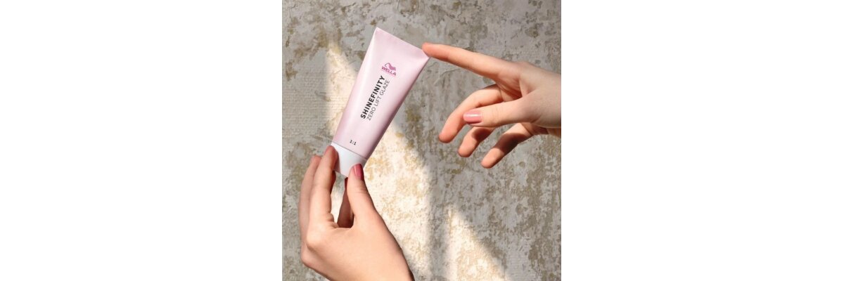 Unsere Empfehlung, gleich mit der richtigen Anwendung:  Wella Shinefinity - 